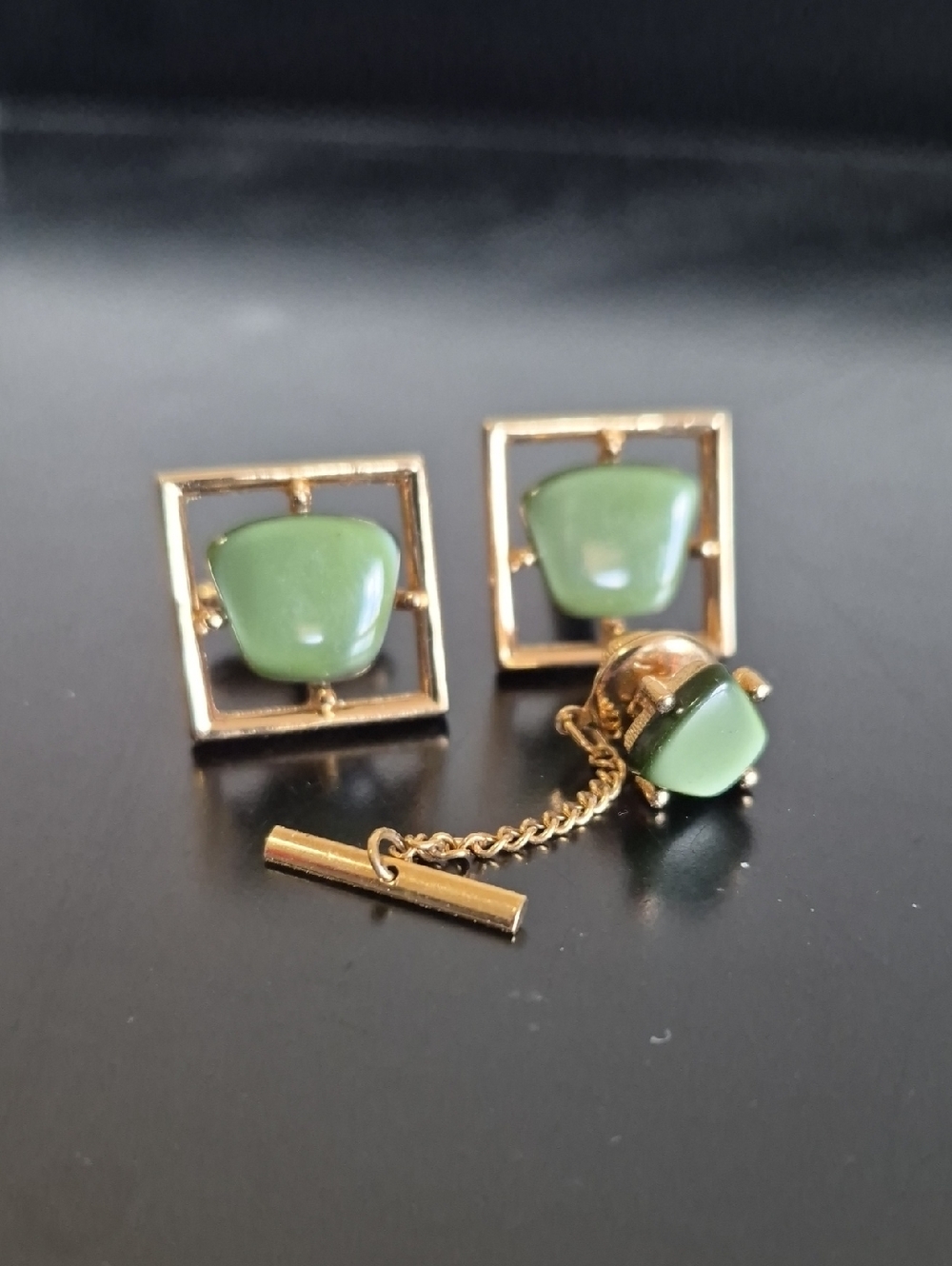 Vintage Sarah Coventry Emerald Glass Tie Pin & Cufflink Set – 1960s Mid-Century